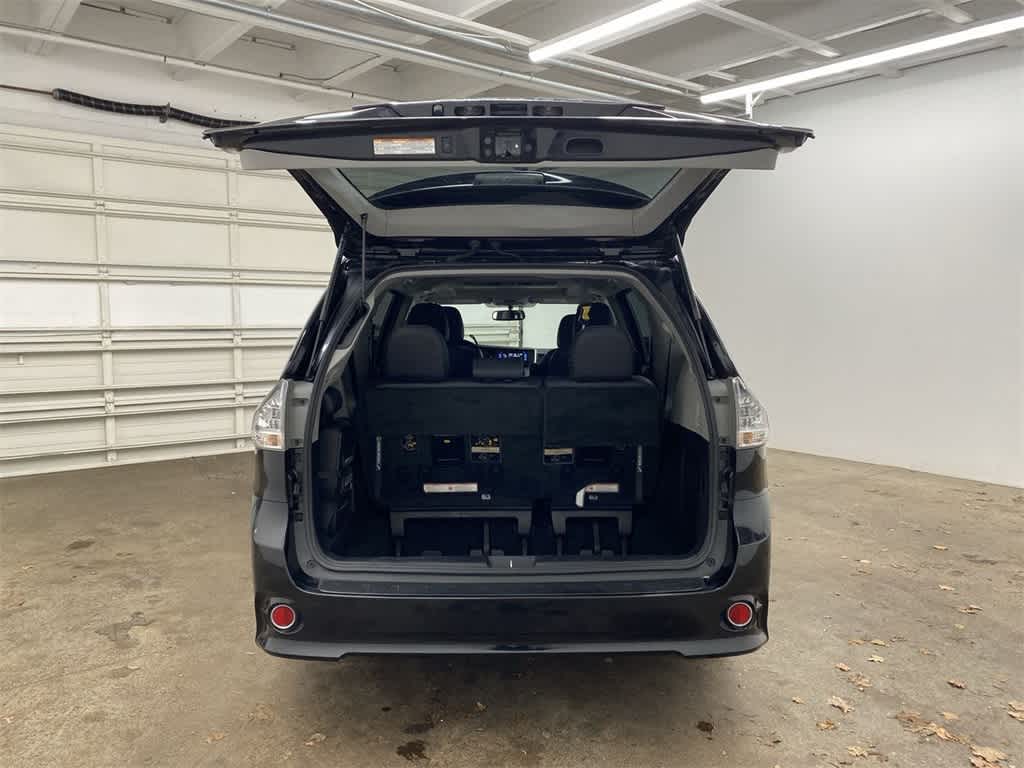 Thumbnail: 2016 Toyota Sienna - 28