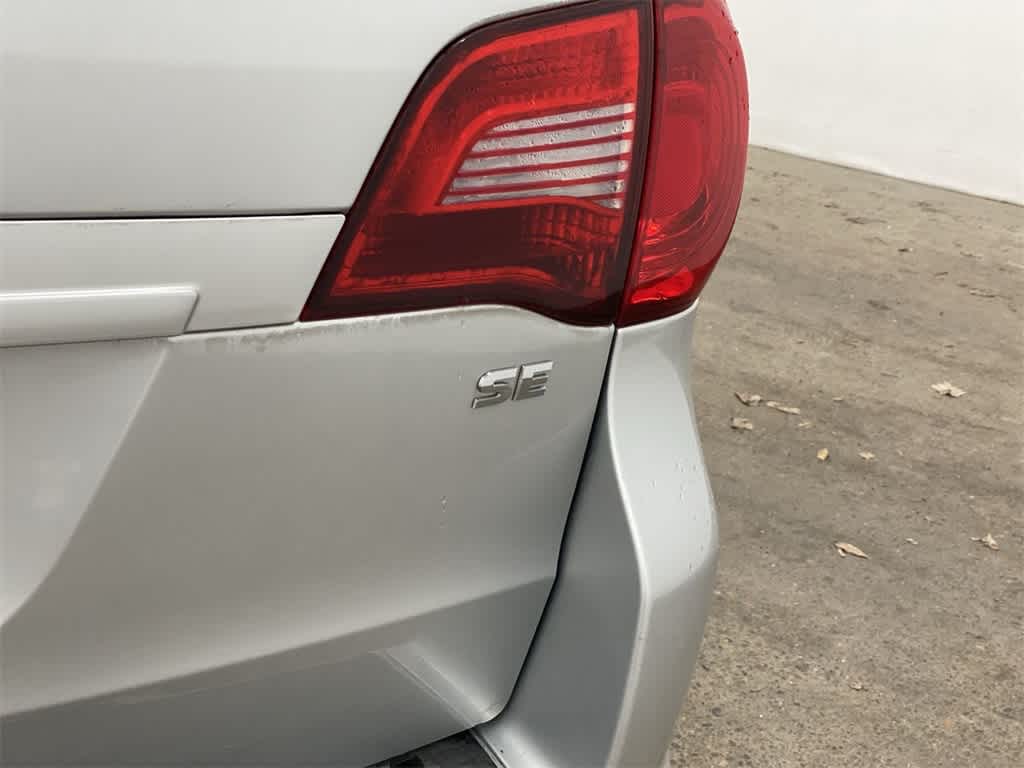 Thumbnail: 2010 Volkswagen Routan - 11