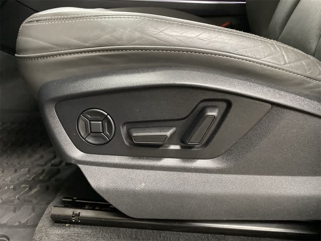 Thumbnail: 2019 Audi Q8 - 16