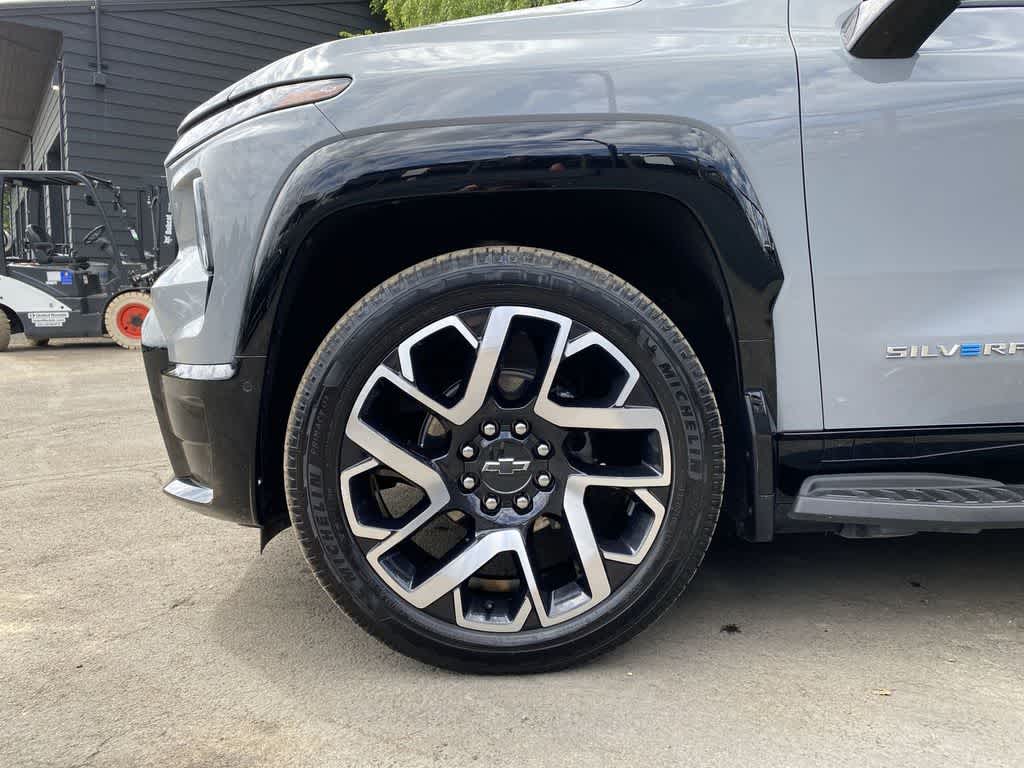 Thumbnail: 2025 Chevrolet Silverado EV - 11