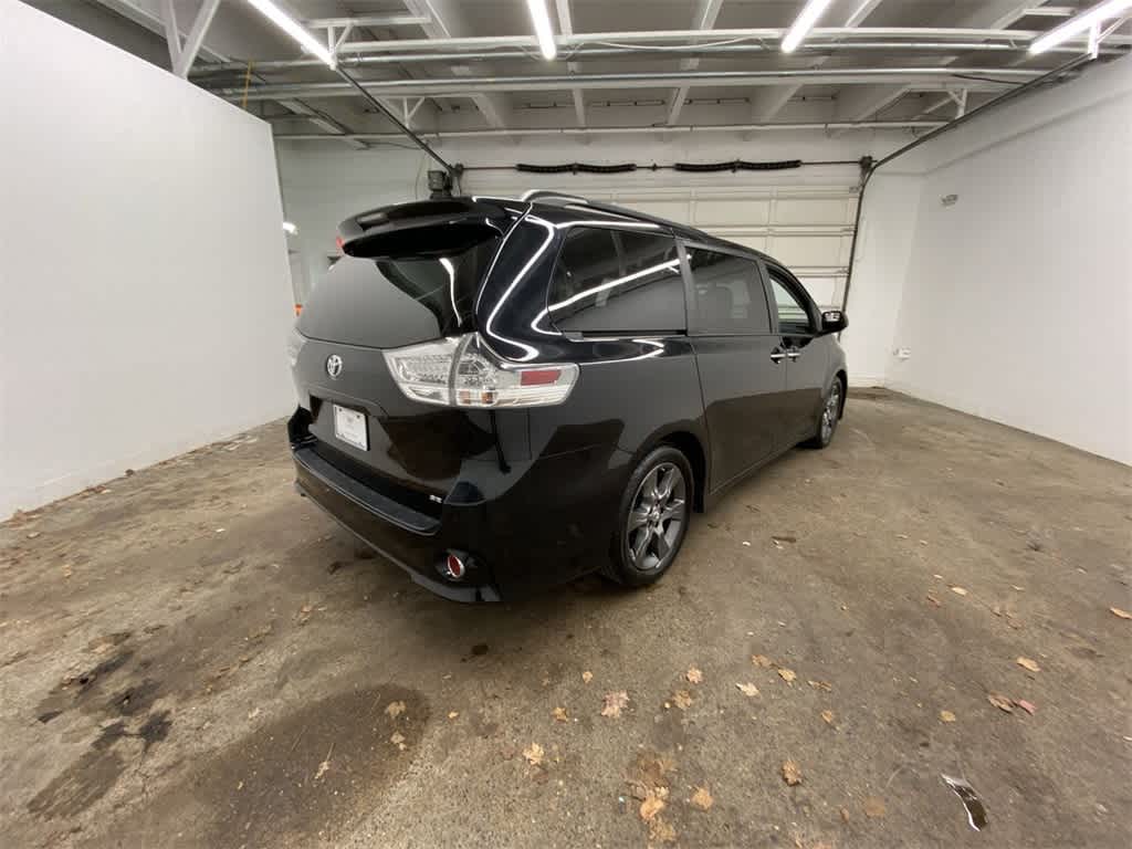 Thumbnail: 2016 Toyota Sienna - 6