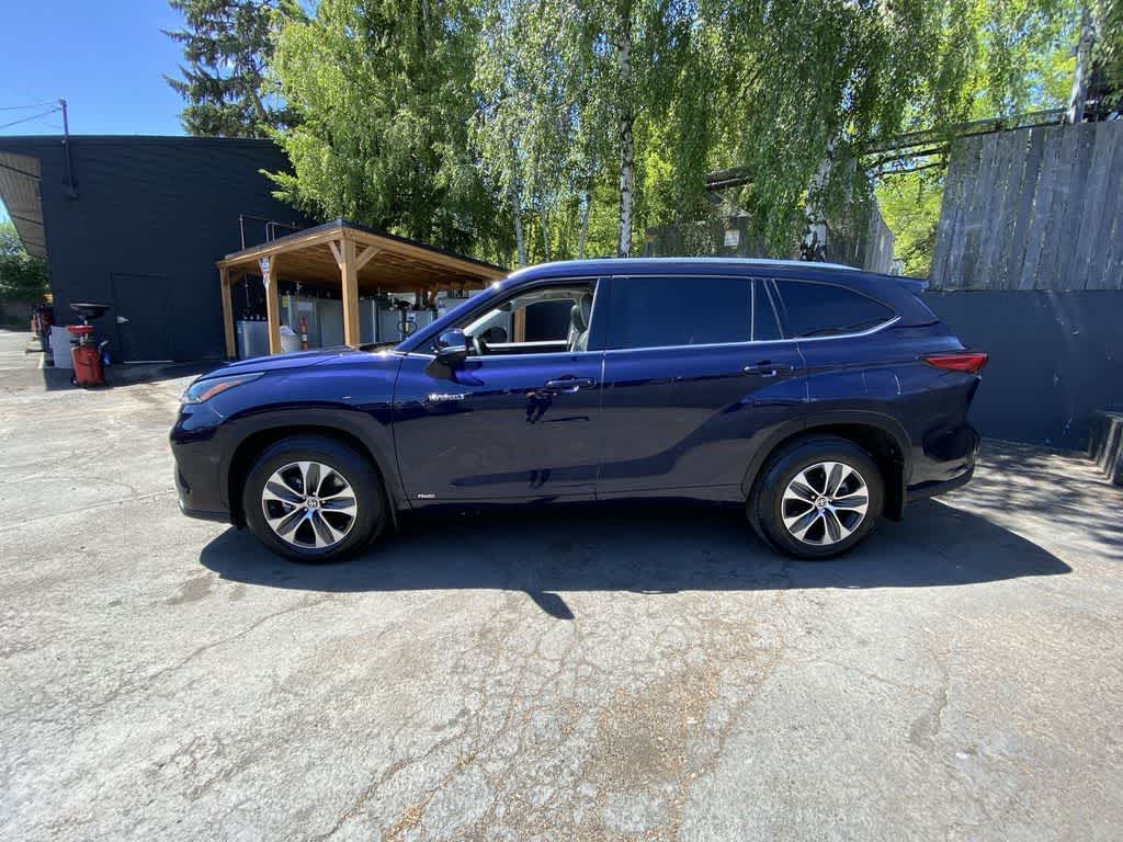 Thumbnail: 2021 Toyota Highlander - 3