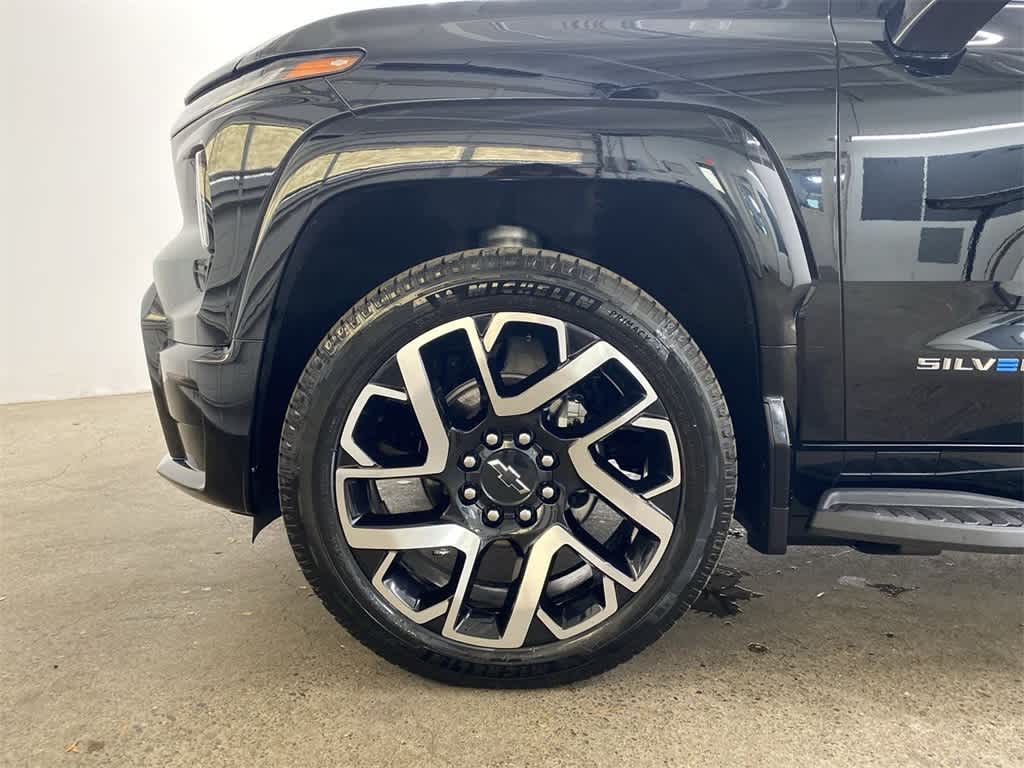 Thumbnail: 2024 Chevrolet Silverado EV - 12