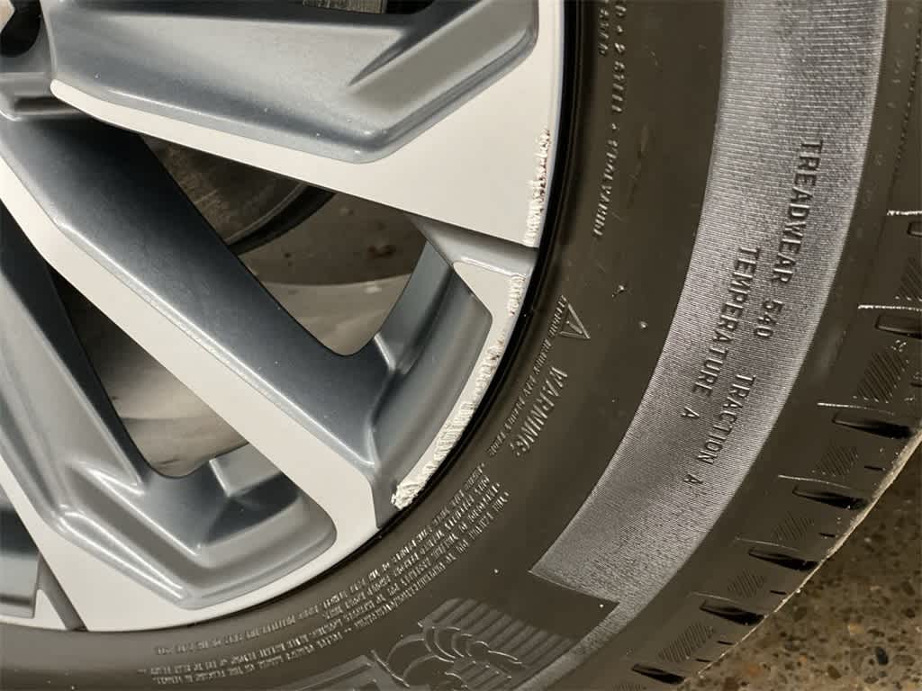 Thumbnail: 2024 Cadillac Lyriq - 32