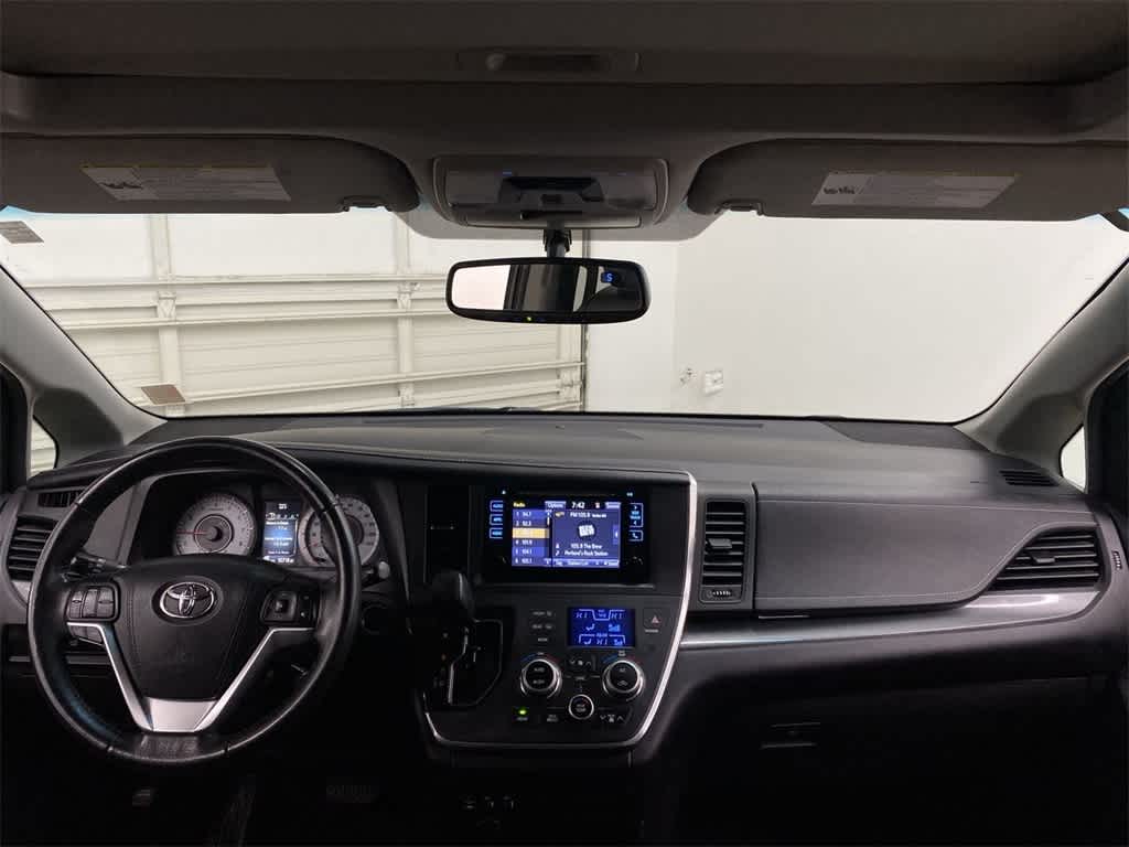 Thumbnail: 2016 Toyota Sienna - 12