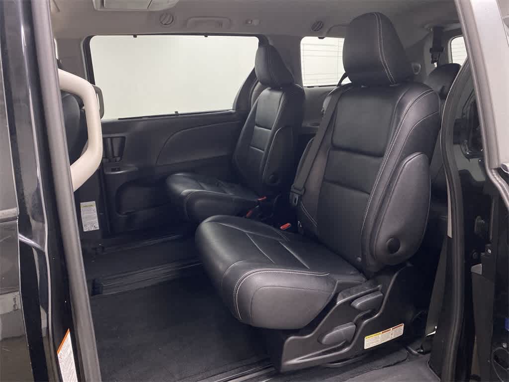 Thumbnail: 2016 Toyota Sienna - 16