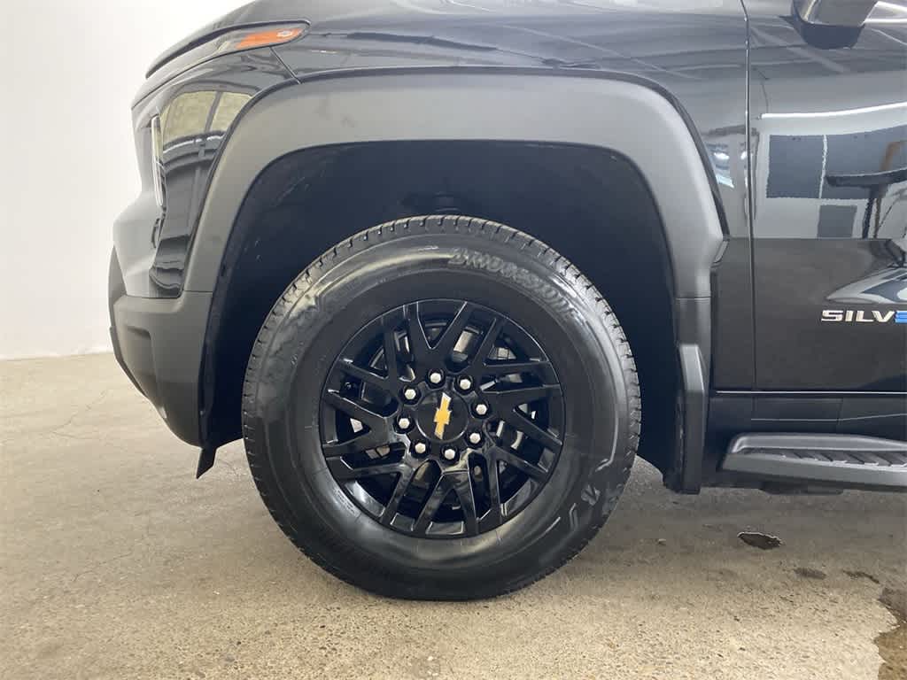 Thumbnail: 2024 Chevrolet Silverado EV - 11