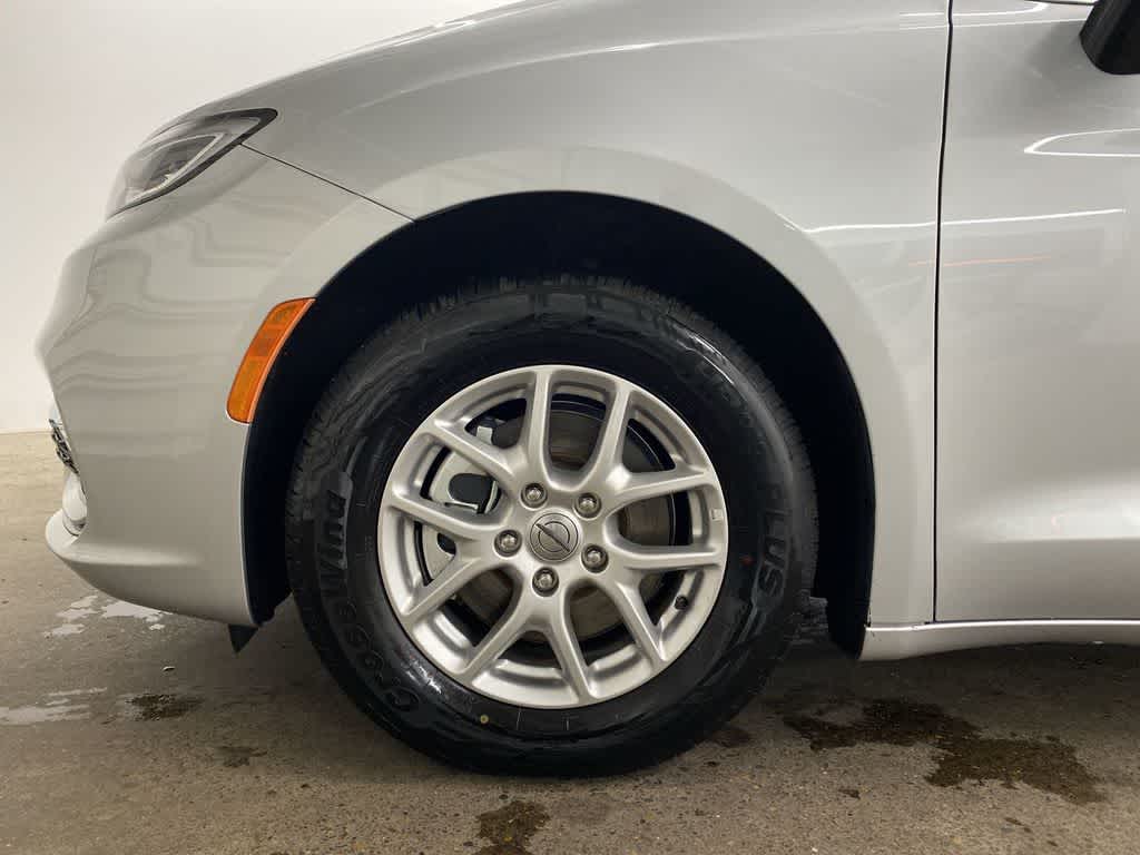 Thumbnail: 2024 Chrysler Pacifica - 11