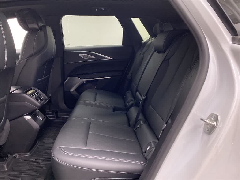 Thumbnail: 2024 Cadillac Lyriq - 18