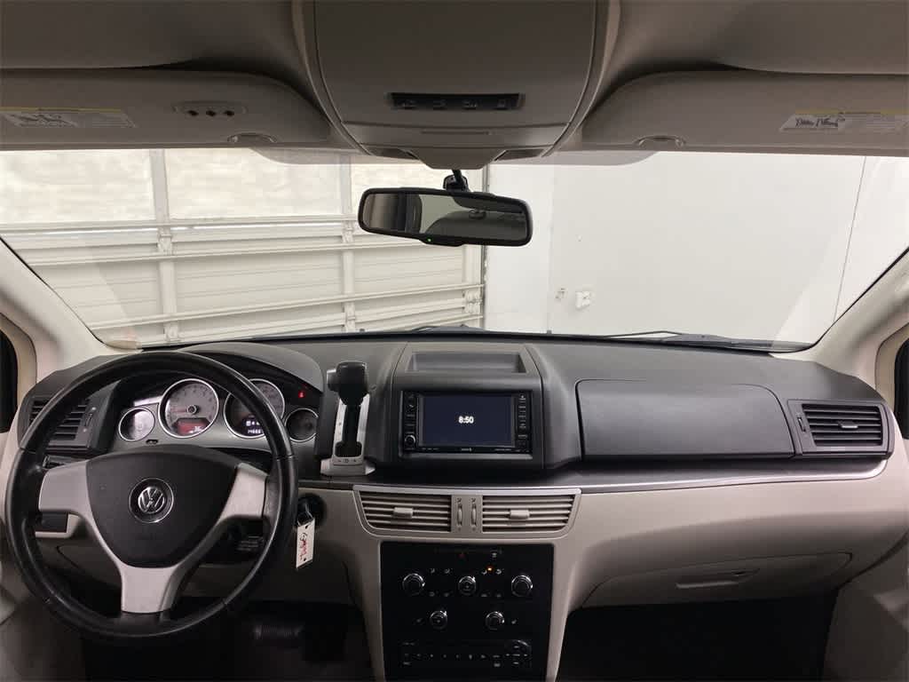 Thumbnail: 2010 Volkswagen Routan - 14