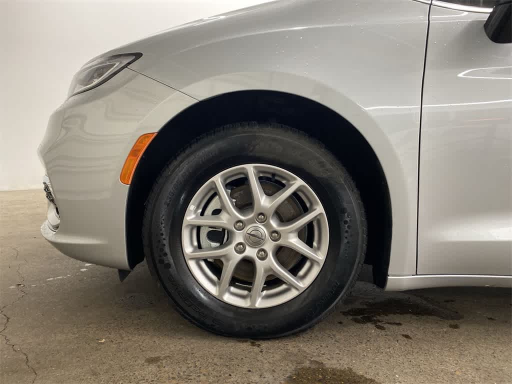 Thumbnail: 2024 Chrysler Pacifica - 11