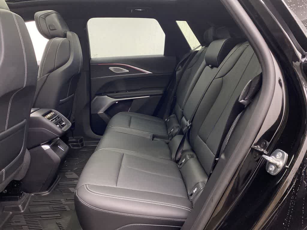 Thumbnail: 2024 Cadillac Lyriq - 17