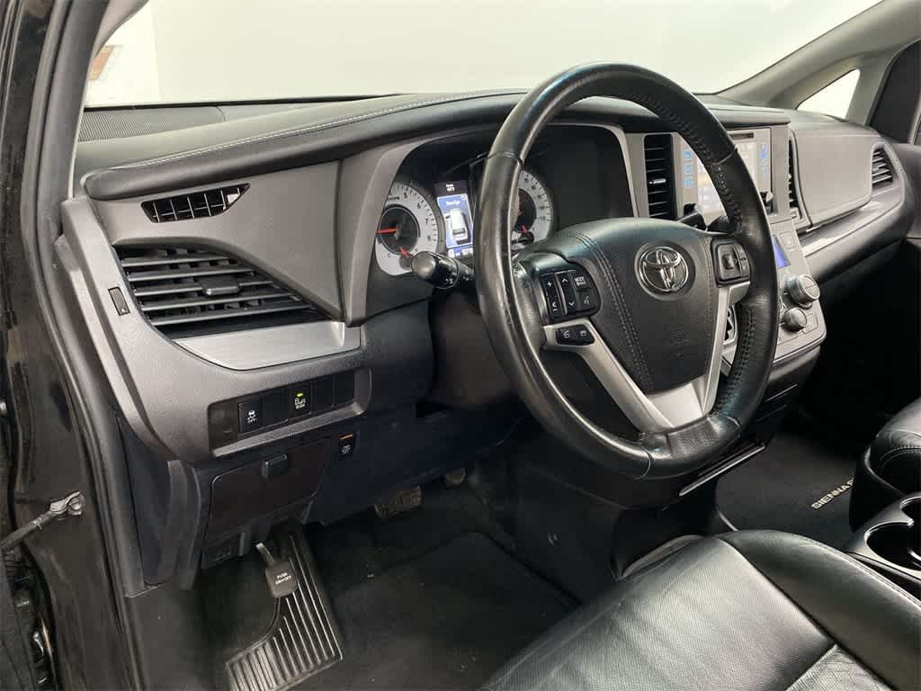 Thumbnail: 2016 Toyota Sienna - 2