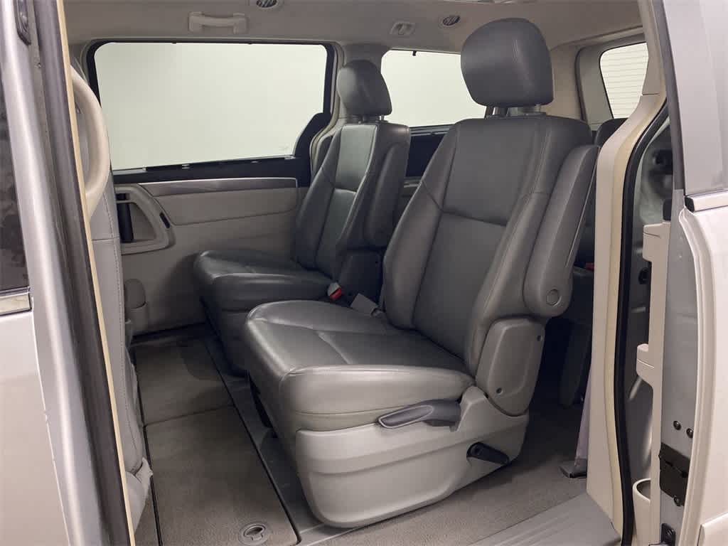 Thumbnail: 2010 Volkswagen Routan - 18