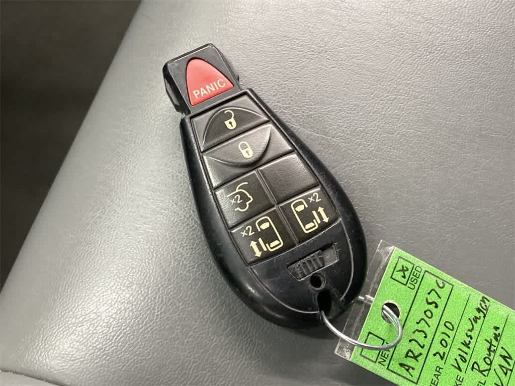 Thumbnail: 2010 Volkswagen Routan - 28