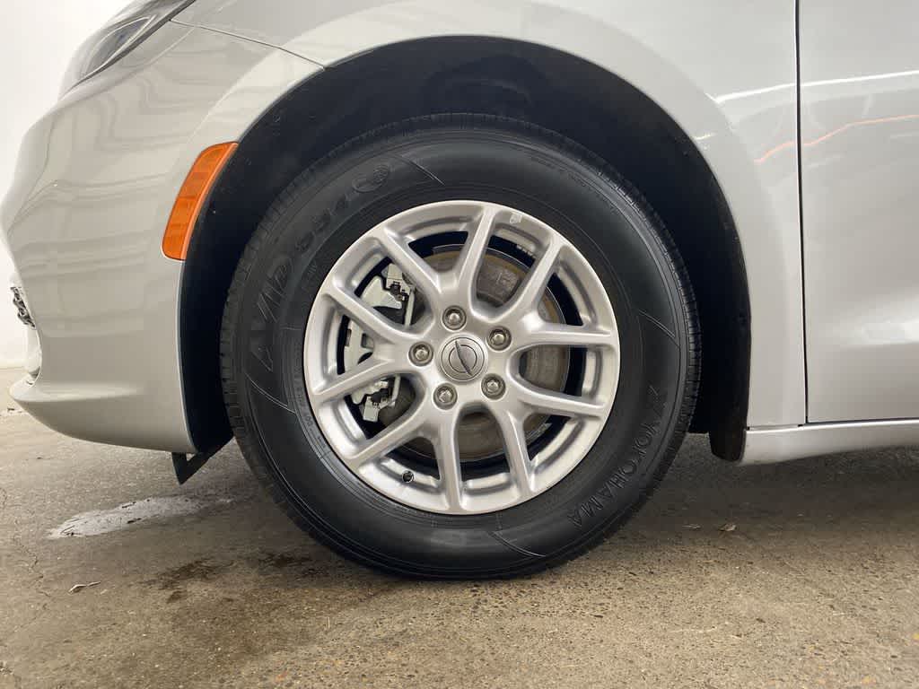 Thumbnail: 2024 Chrysler Pacifica - 12