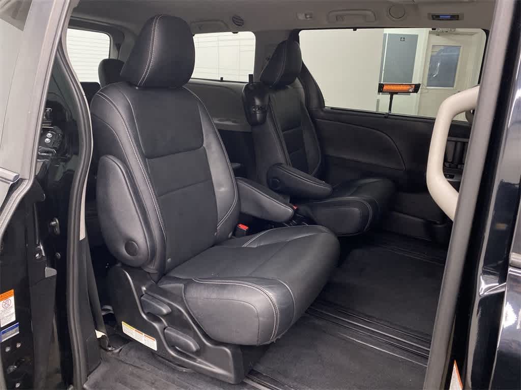 Thumbnail: 2016 Toyota Sienna - 17