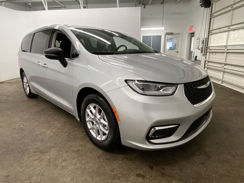 Thumbnail: 2024 Chrysler Pacifica - 8