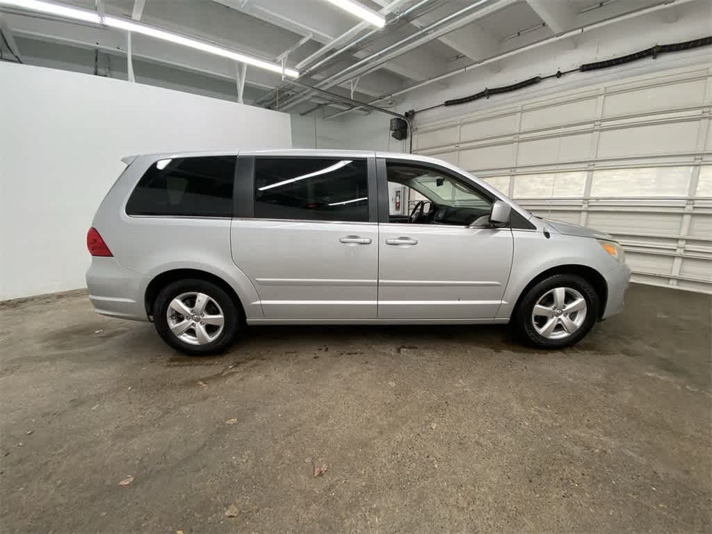 Thumbnail: 2010 Volkswagen Routan - 7