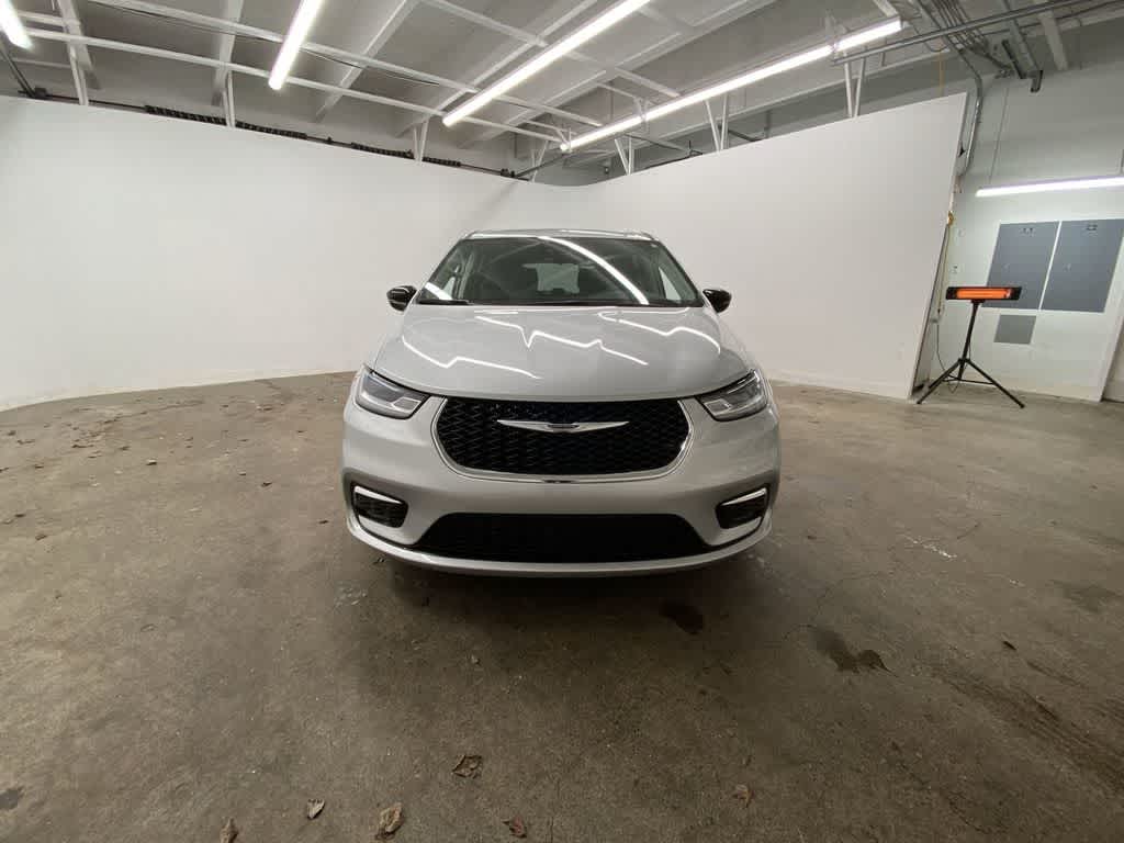 Thumbnail: 2024 Chrysler Pacifica - 9