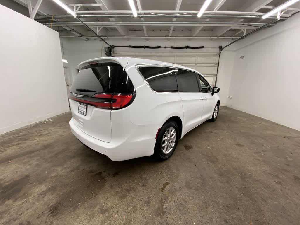 Thumbnail: 2024 Chrysler Pacifica - 6