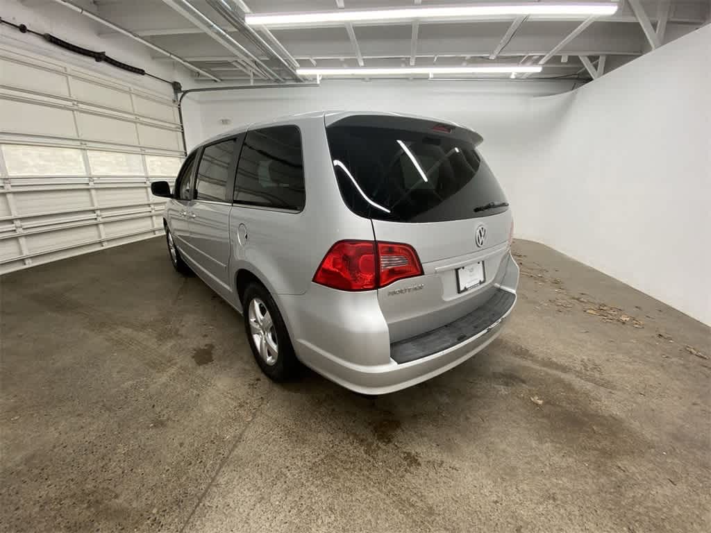 Thumbnail: 2010 Volkswagen Routan - 4