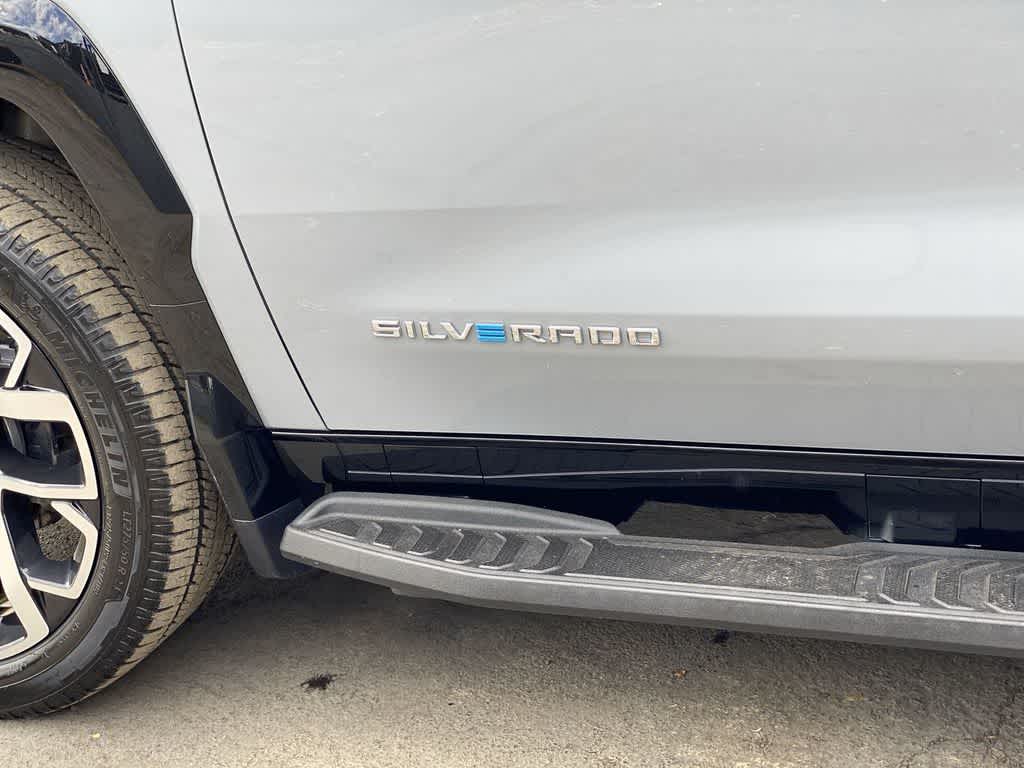 Thumbnail: 2025 Chevrolet Silverado EV - 10