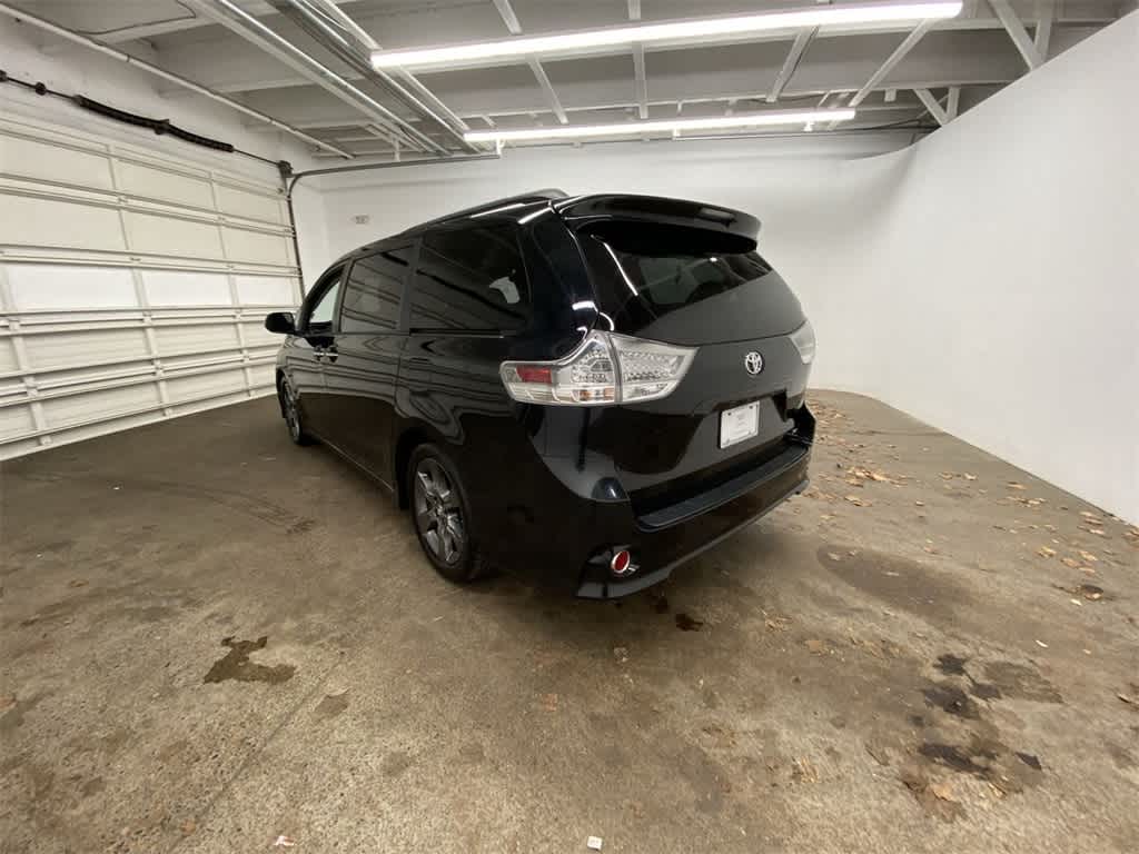 Thumbnail: 2016 Toyota Sienna - 4