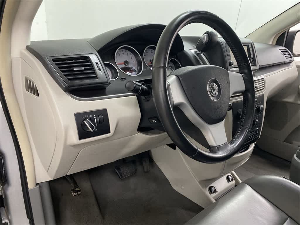 Thumbnail: 2010 Volkswagen Routan - 2