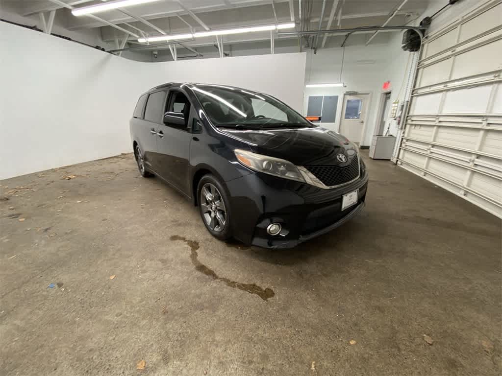 Thumbnail: 2016 Toyota Sienna - 8