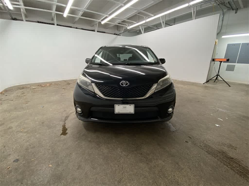 Thumbnail: 2016 Toyota Sienna - 9