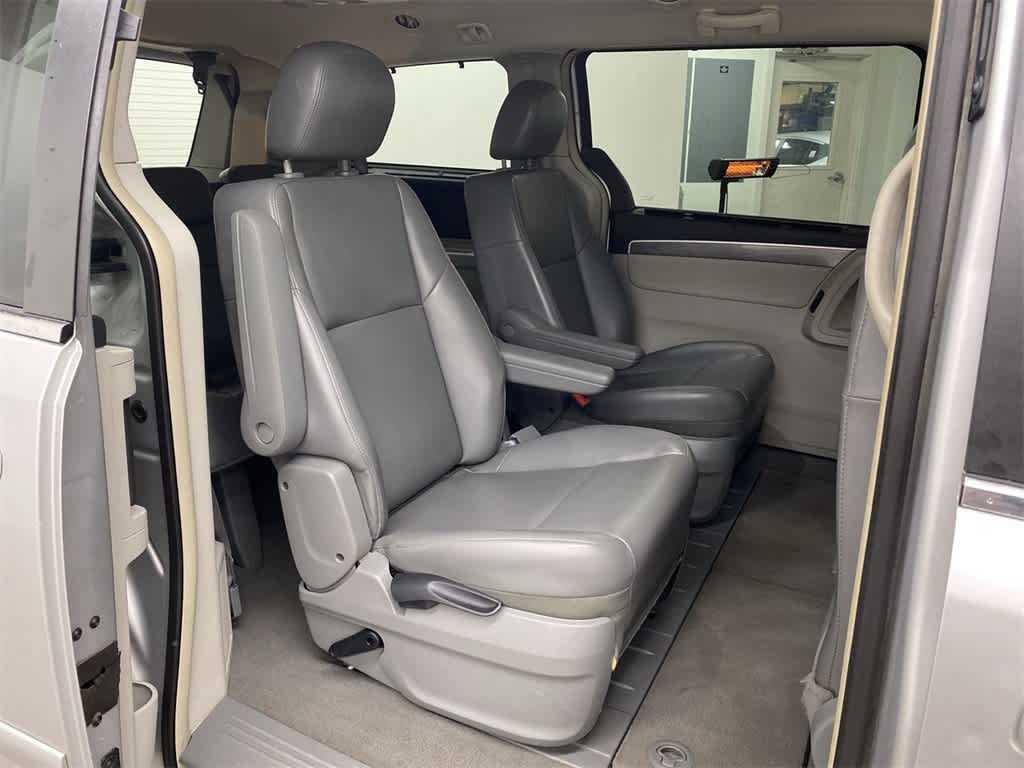 Thumbnail: 2010 Volkswagen Routan - 19