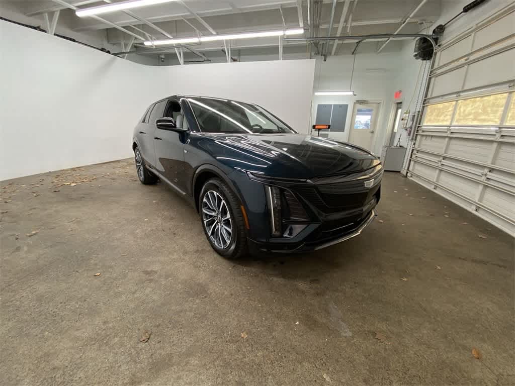 Thumbnail: 2024 Cadillac Lyriq - 8