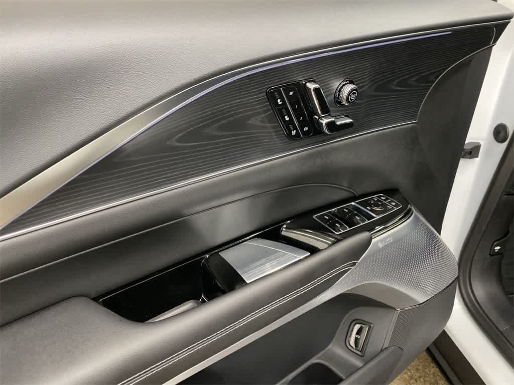 Thumbnail: 2025 Cadillac Lyriq - 15