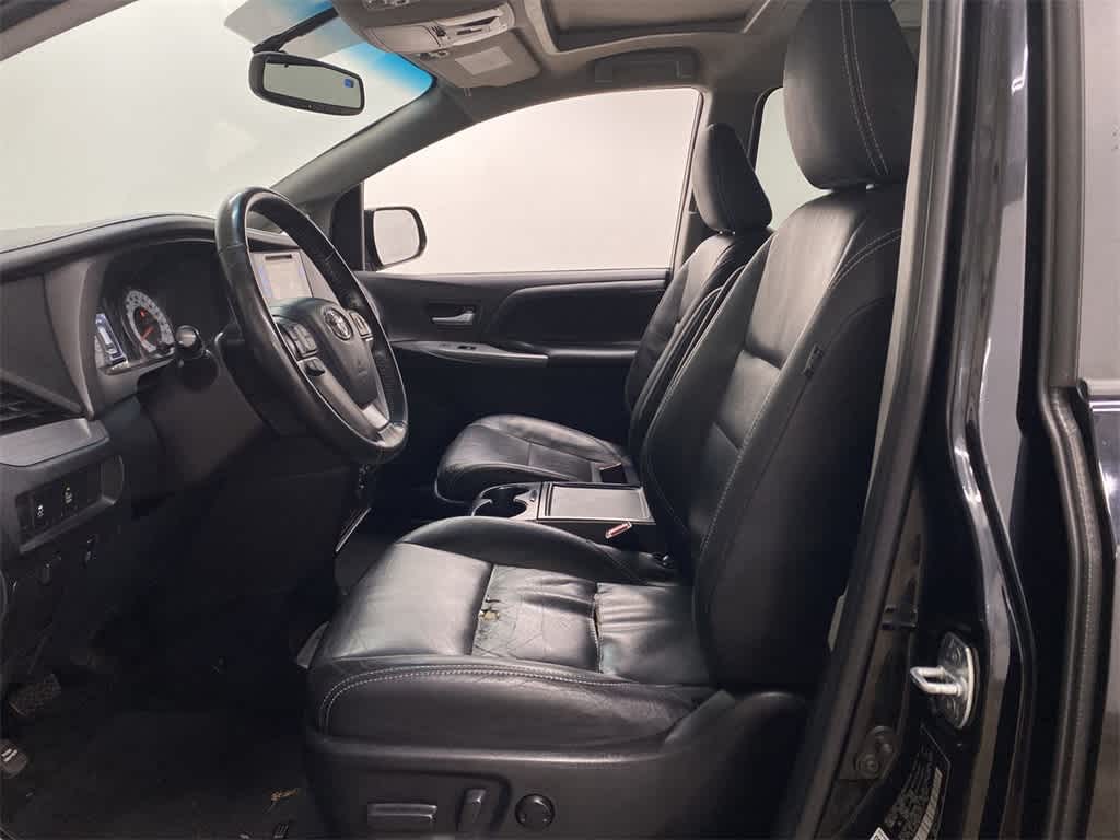 Thumbnail: 2016 Toyota Sienna - 13