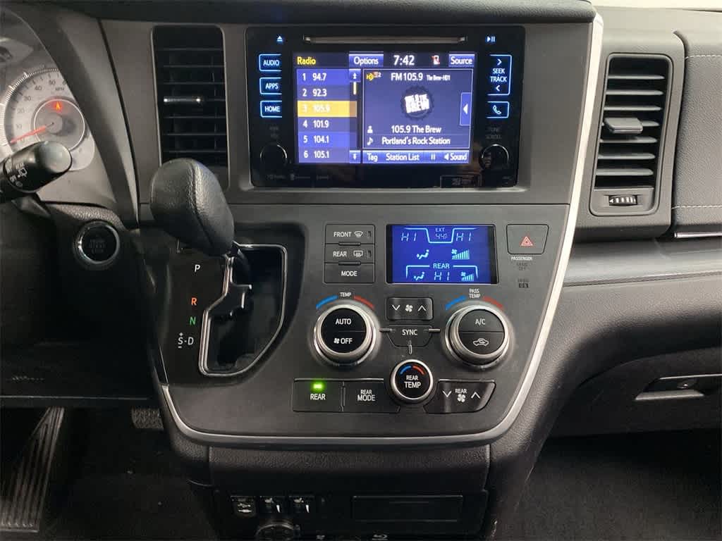 Thumbnail: 2016 Toyota Sienna - 24