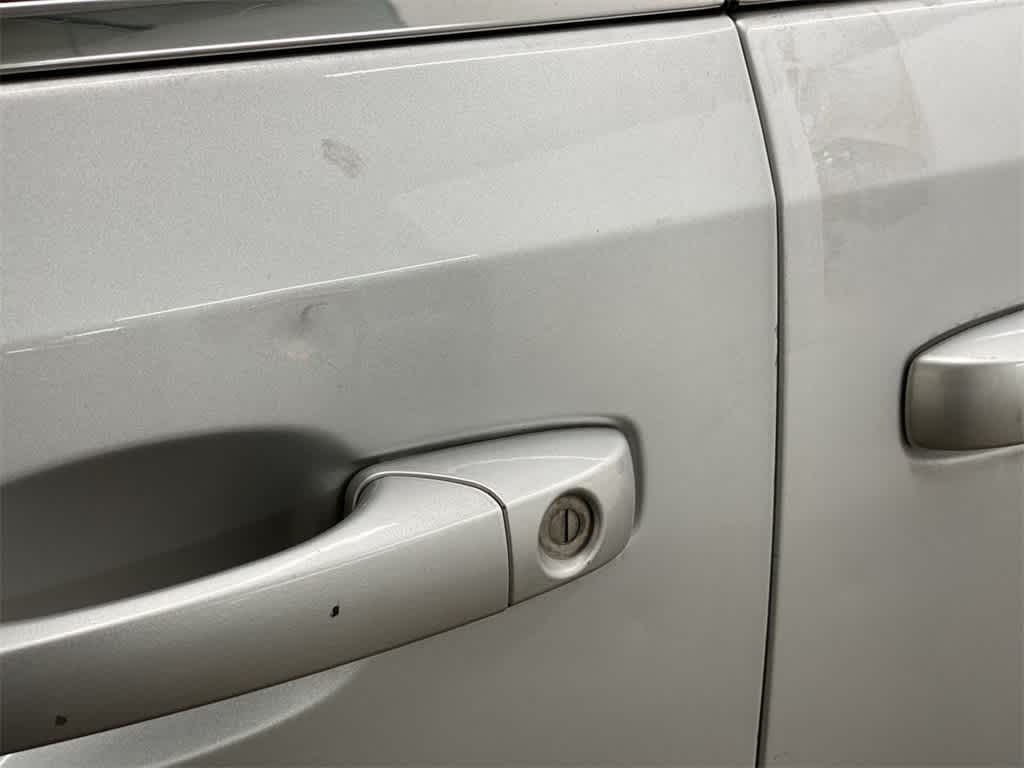Thumbnail: 2010 Volkswagen Routan - 32