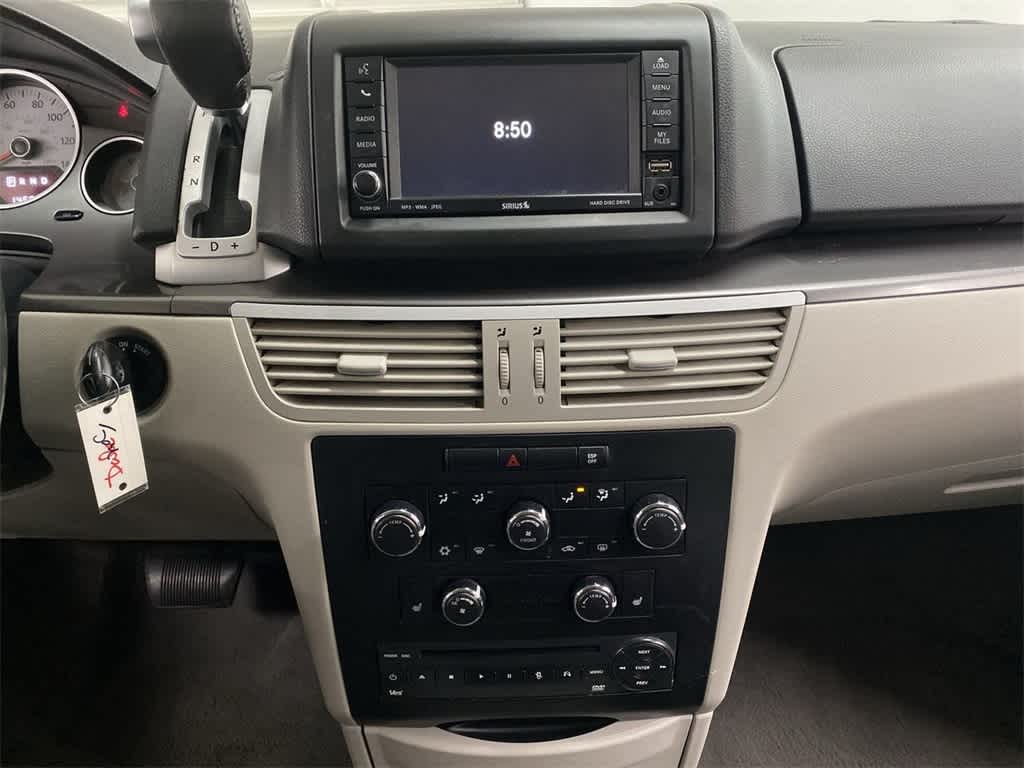 Thumbnail: 2010 Volkswagen Routan - 23