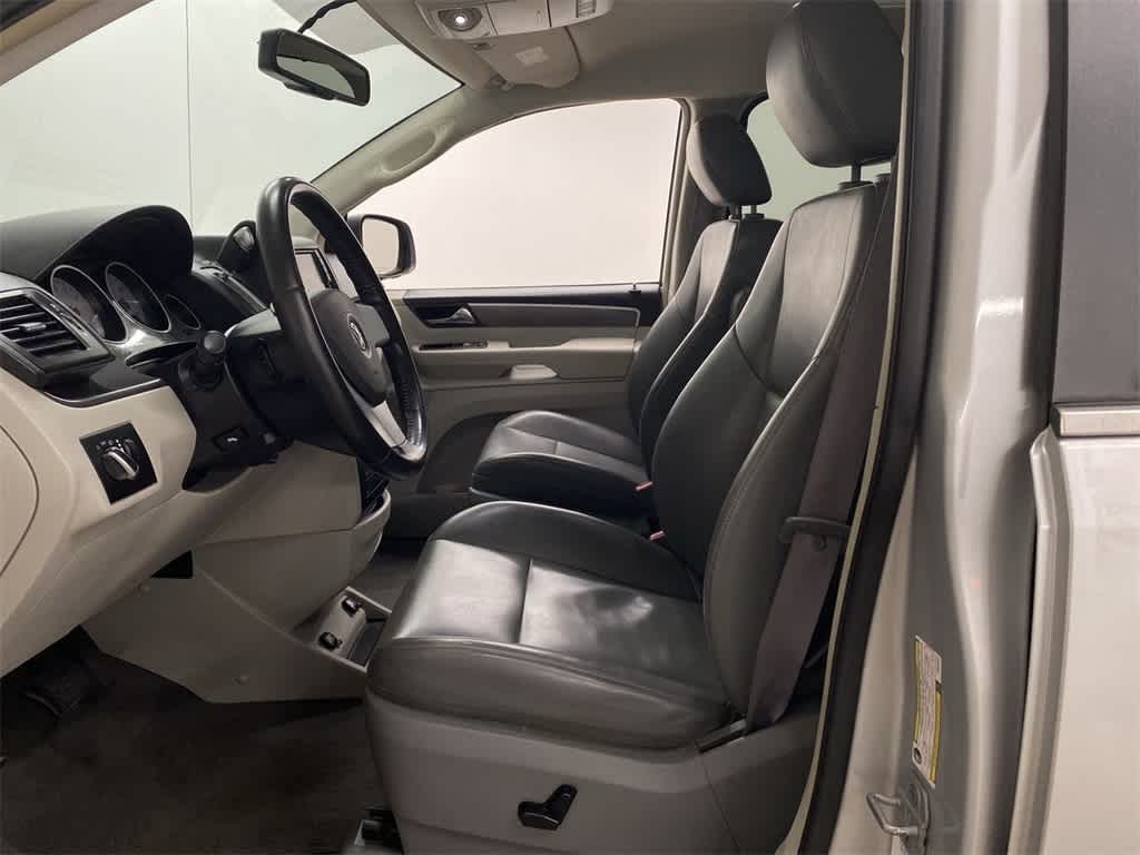 Thumbnail: 2010 Volkswagen Routan - 15