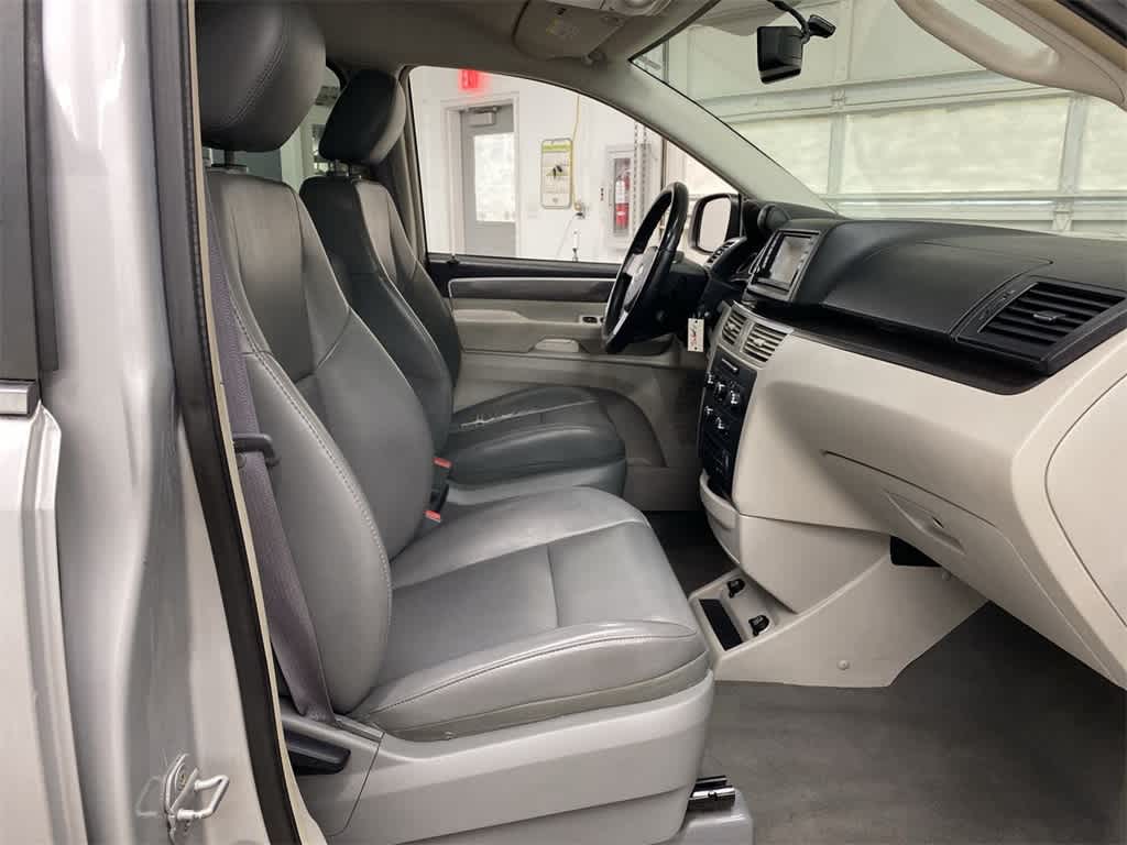 Thumbnail: 2010 Volkswagen Routan - 20