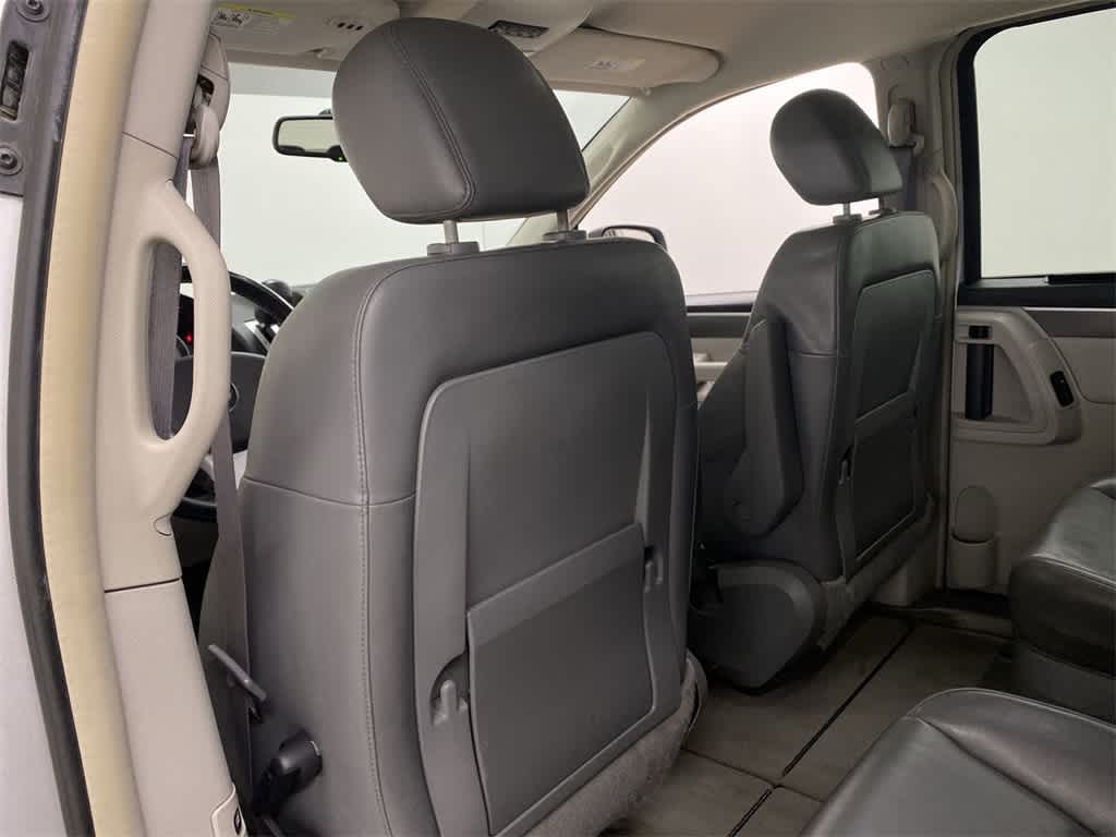 Thumbnail: 2010 Volkswagen Routan - 17