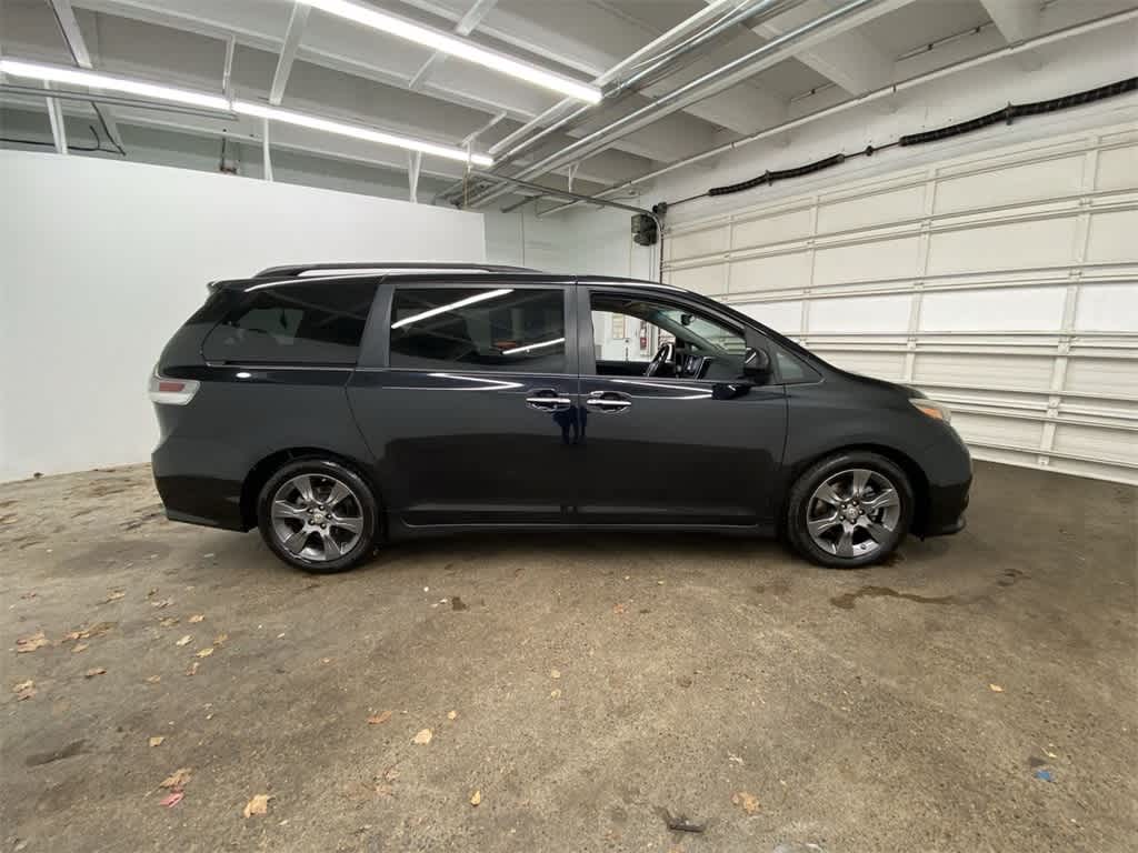 Thumbnail: 2016 Toyota Sienna - 7