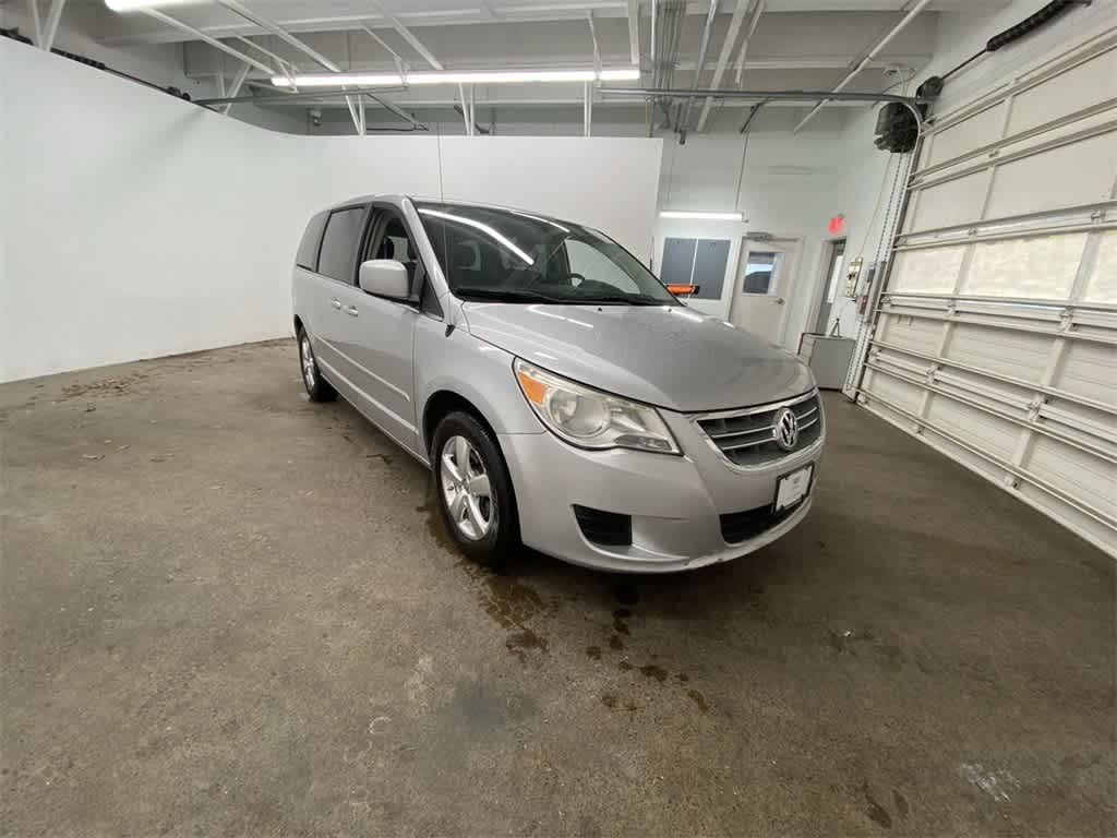 Thumbnail: 2010 Volkswagen Routan - 8