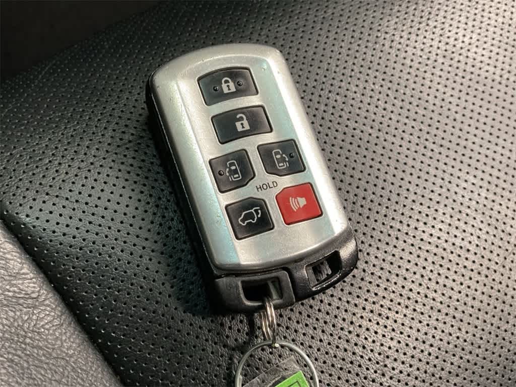 Thumbnail: 2016 Toyota Sienna - 29
