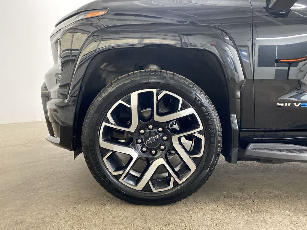 Thumbnail: 2024 Chevrolet Silverado EV - 11