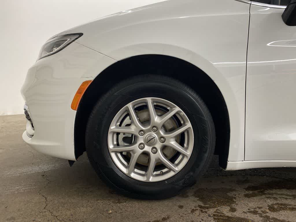 Thumbnail: 2024 Chrysler Pacifica - 12