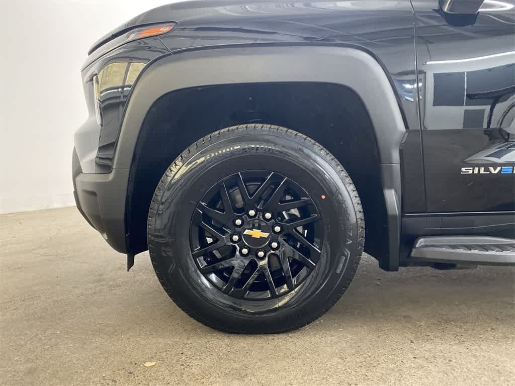 Thumbnail: 2024 Chevrolet Silverado EV - 12
