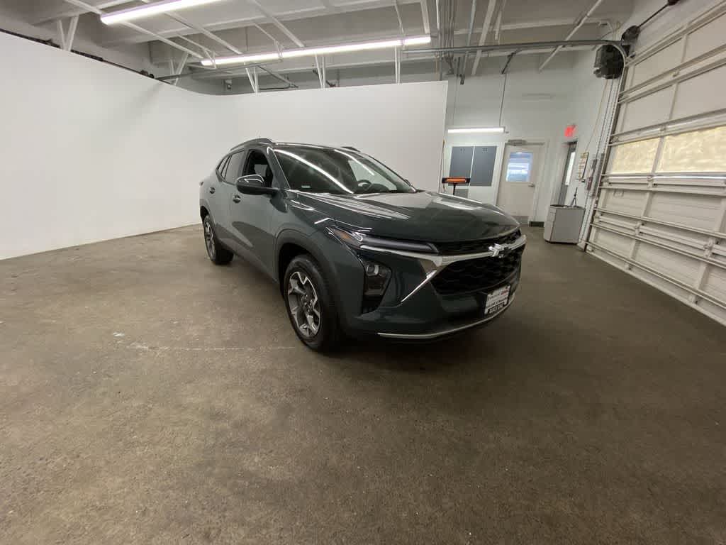 Thumbnail: 2025 Chevrolet Trax - 8