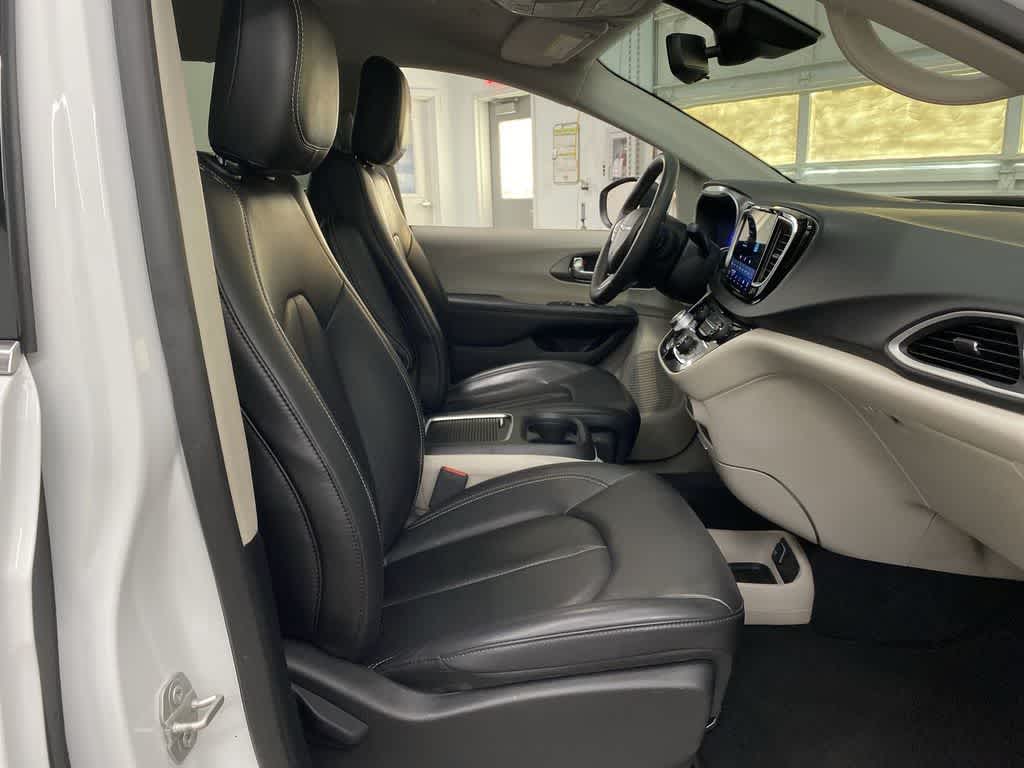 Thumbnail: 2023 Chrysler Pacifica - 17