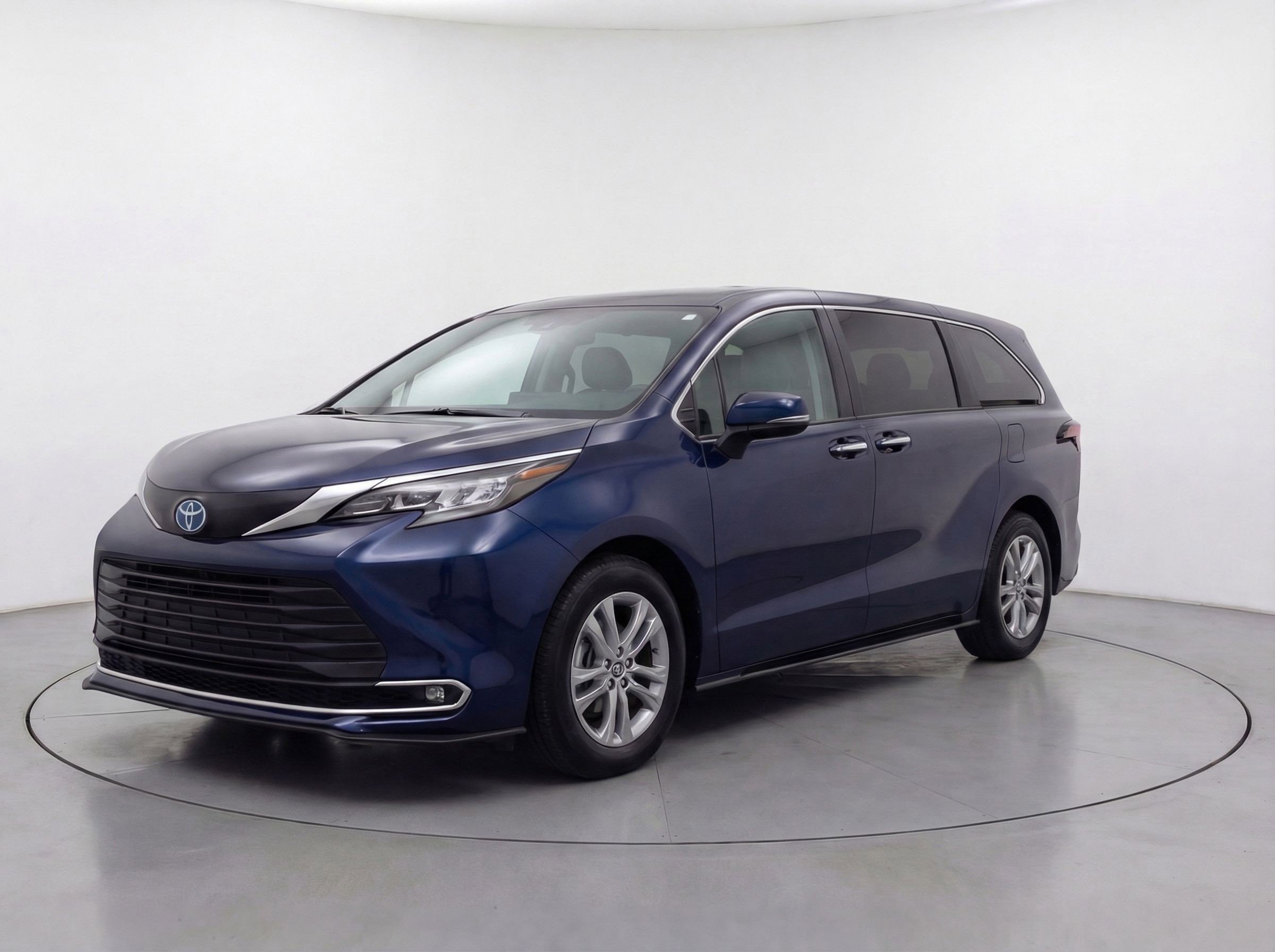Thumbnail: 2024 Toyota Sienna - 3